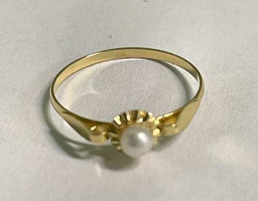 18K Yellow Gold  Ring with Pearl
