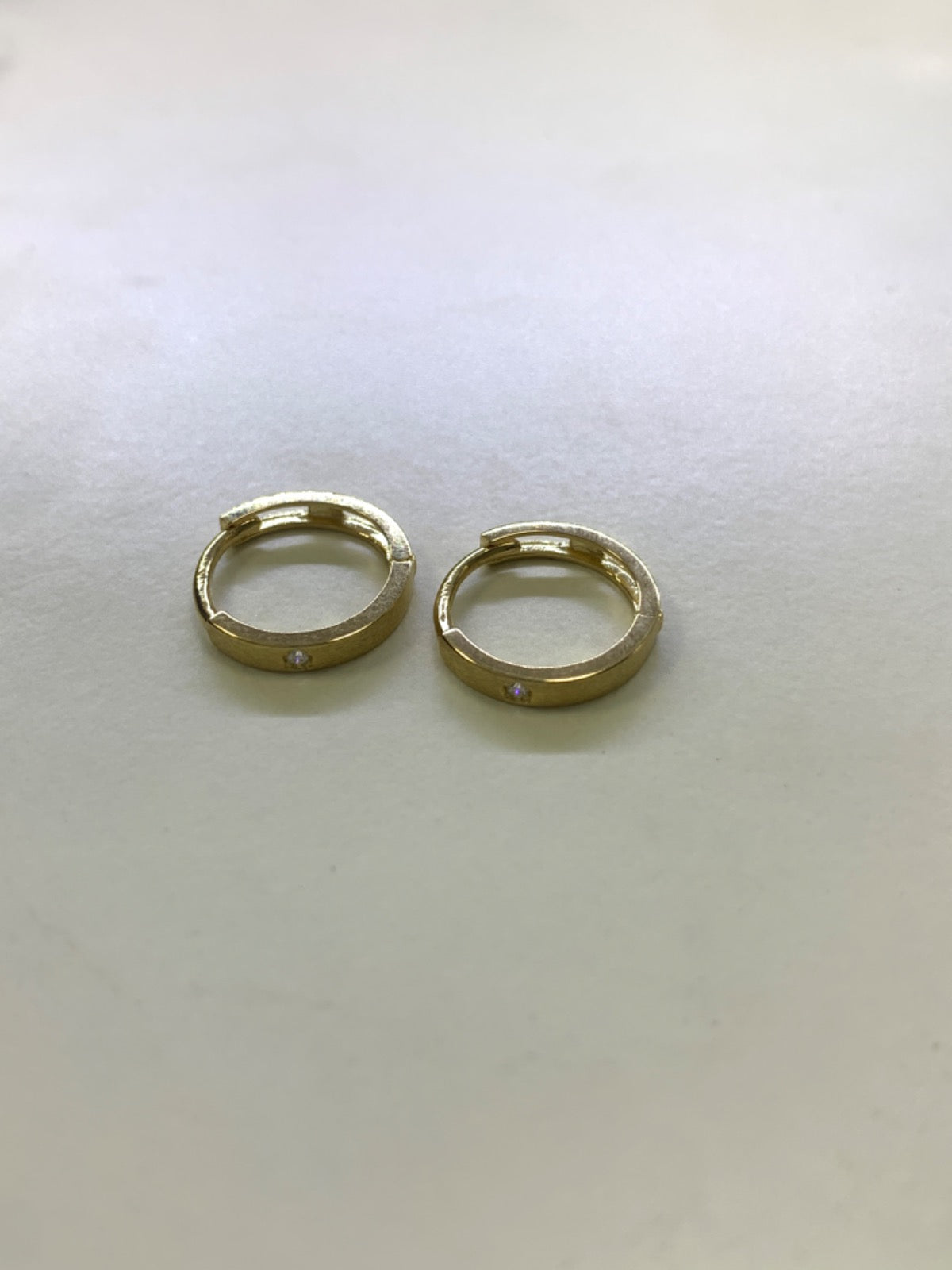 Brincho de argola de ouro amarelo de 14k com diamante