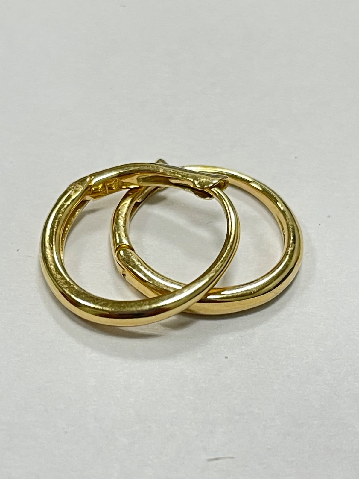 18K Yellow Gold Round Hug  Earring