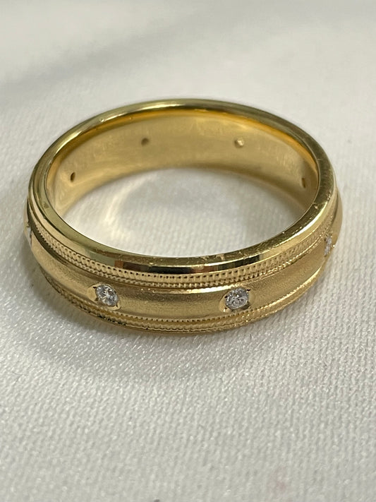 18k Yellow Gold Wedding Band with Diamond