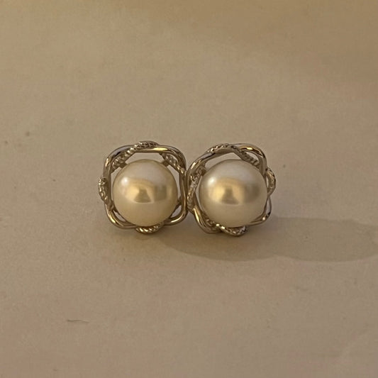 14K White Gold  Earring with Pearl
