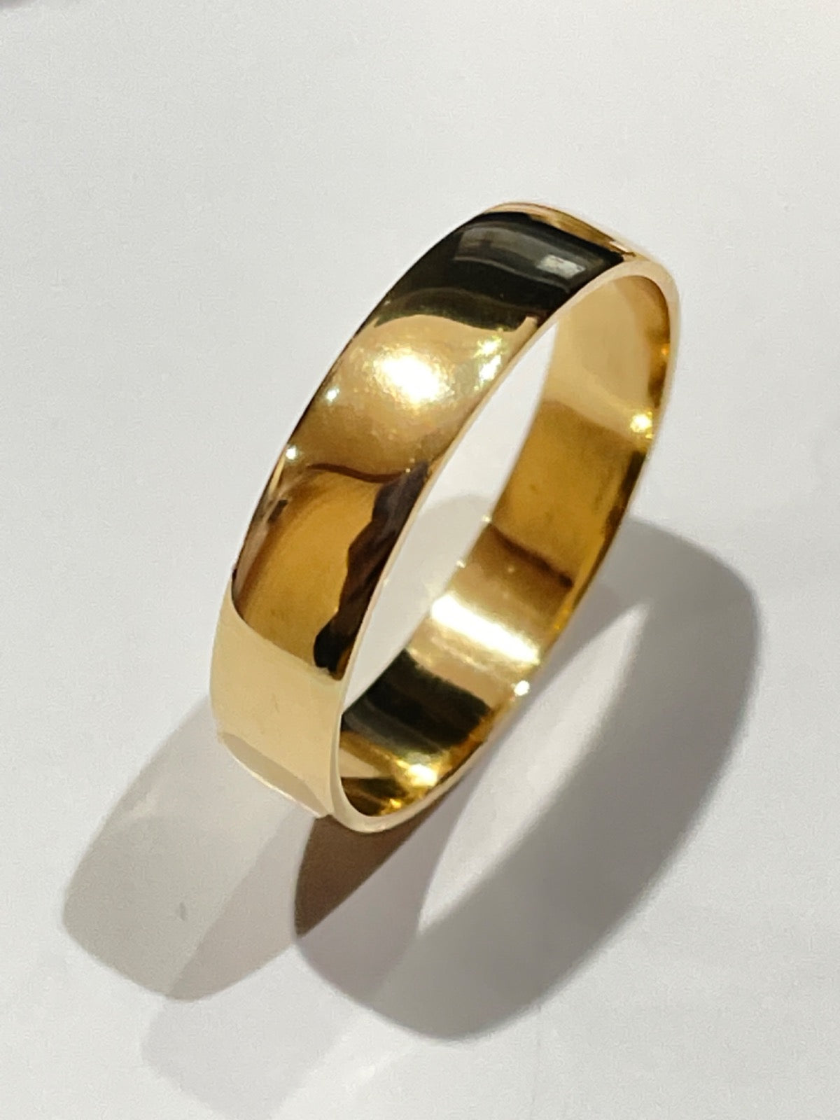 18K Yellow Gold Semi Abaulada  Wedding Band