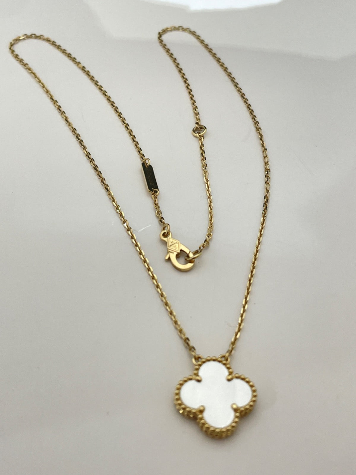 18K Yellow Gold  Necklace with Mother Of Pearl